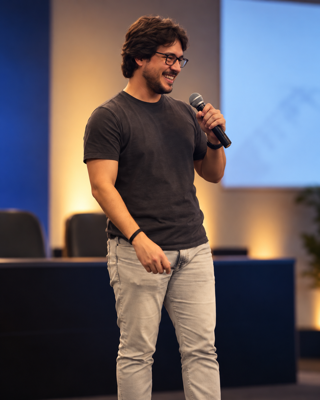 Bruno Gianolla no palco, segurando um microfone